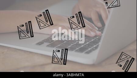 Handtipp auf der Tastatur des Notebooks, wobei der Schwerpunkt auf Online-Lern- und Lerntools liegt Stockfoto