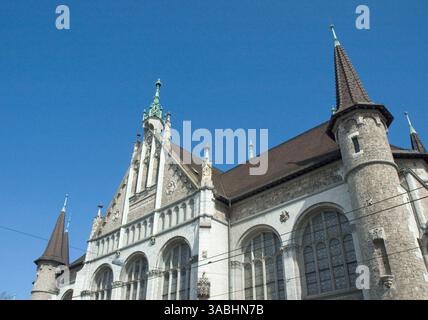 10. April 2005 - Zürich, Schweiz - das Schweizerische Nationalmuseum an der Platz-Promenade in der wunderschönen Schweizer Stadt Zürich an der Limmat. Zürich ist die größte Stadt der Schweiz und ihr wichtigstes Kultur-, Verkehrs- und Handelszentrum. Aufgrund des Schweizerischen Bankgeheimnisses ist Zürich das weltweit wichtigste Zentrum für Offshore-Banking. Auch die SWX, Schweizer Börse, ist in Zürich zu finden, und die Stadt ist bekannt für ihr effizientes Verkehrssystem, ihren hohen Lebensstandard und ihre niedrige Kriminalität. (Bild: © Seamas Culligan/ZUMA Press) Stockfoto