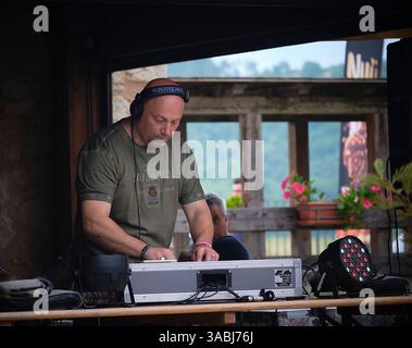 Ein Open-Air-DJ-Set erfüllt die Atmosphäre mit Rhythmus und Energie und verbindet Musik und Himmel in perfekter Harmonie Stockfoto