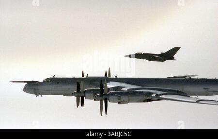 6. September 2007 - Leeming, Großbritannien - Foto zeigt einen RAF F3 Tornado von der RAF (Royal Air Force) Leeming, der ein russisches Flugzeug des Typs Bear-H beschattet. VIER Tornado-Jets der Royal Air Force (Royal Air Force) F3 wurden gestern angegriffen, um acht russische Tupolew Tu-95-Bären abzufangen, die sich "nähern, aber nicht im britischen Luftraum". Es war der letzte in einer Reihe von Vorfällen, bei denen britische Kämpfer vor russischen Langstreckenflugzeugen gewarnt haben. Eine britische Militärquelle sagte: "Russland hat das Recht, dies zu tun. Alle Länder haben das Recht, Verteidigungsfähigkeiten auszuüben." Der russische Präsident Wladimir Putin ist in die C zurückgekehrt Stockfoto