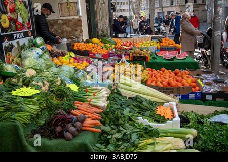 Marseille, Frankreich - 24. März 2024: Obstladen mit frischem Gemüse und Obst zum Verkauf in Noailles. Stockfoto
