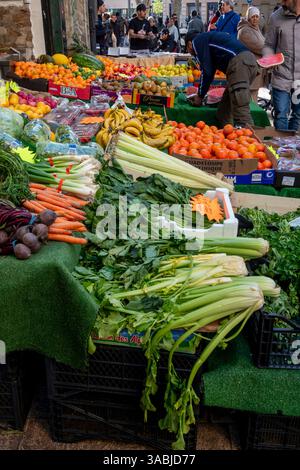 Marseille, Frankreich - 24. März 2024: Obstladen mit frischem Gemüse und Obst zum Verkauf in Noailles. Stockfoto