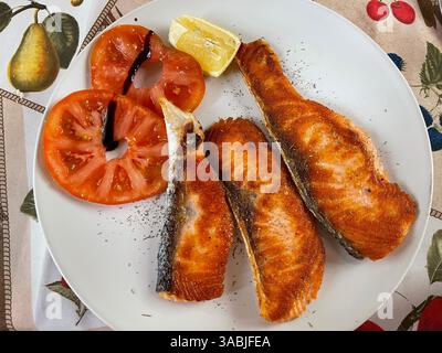 Gegrillter Lachs mit Tomatensalat. Spanien. Stockfoto
