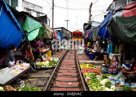Samut Songkhram, THAILAND , OKTOBER 2021 Zug durch Maeklong Railway Market, Thailand Credits: Daniel Rodrigues Stockfoto