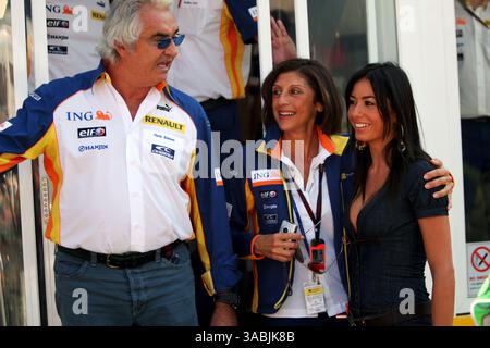 L bis R): Flavio Briatore (ITA) Renault Team Principal, Patrizia Spinelli (ITA) Communications Manager des Renault F1 Teams und Elisabetta Gregoraci (ITA)..Formel-1-Weltmeisterschaft, Rd 13, Grand Prix von Italien, Rennen, Monza, Italien, Sonntag, 9. September 2007. (Kreditbild: ©Sutton Motorsports/ZUMA Press) EINSCHRÄNKUNGEN: UK Rights OUT! Stockfoto