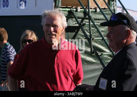 September 2007 - Pebble Beach, CA, USA - Schauspieler, Eigentümer von Pebble Beach und Vorstandsmitglied, CLINT EASTWOOD kam am Ende des Spiels an, um Sieger Gil Morgan bei den Walmart First Tee Open auf dem PGA Champions Tour Golf Tournament die Trophäe zu überreichen. (Bild: © Dane Andrew/ZUMA Press) Stockfoto