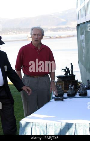September 2007 - Pebble Beach, CA, USA - Schauspieler, Eigentümer von Pebble Beach und Vorstandsmitglied, CLINT EASTWOOD kam am Ende des Spiels an, um Sieger Gil Morgan bei den Walmart First Tee Open auf dem PGA Champions Tour Golf Tournament die Trophäe zu überreichen. (Bild: © Dane Andrew/ZUMA Press) Stockfoto