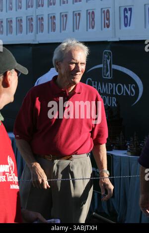 September 2007 - Pebble Beach, CA, USA - Schauspieler, Eigentümer von Pebble Beach und Vorstandsmitglied, CLINT EASTWOOD kam am Ende des Spiels an, um Sieger Gil Morgan bei den Walmart First Tee Open auf dem PGA Champions Tour Golf Tournament die Trophäe zu überreichen. (Bild: © Dane Andrew/ZUMA Press) Stockfoto