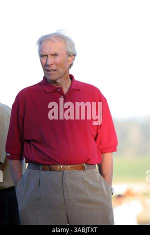 September 2007 - Pebble Beach, CA, USA - Schauspieler, Eigentümer von Pebble Beach und Vorstandsmitglied, CLINT EASTWOOD kam am Ende des Spiels an, um Sieger Gil Morgan bei den Walmart First Tee Open auf dem PGA Champions Tour Golf Tournament die Trophäe zu überreichen. (Bild: © Dane Andrew/ZUMA Press) Stockfoto