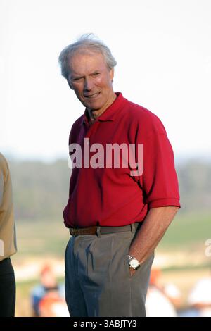 September 2007 - Pebble Beach, CA, USA - Schauspieler, Eigentümer von Pebble Beach und Vorstandsmitglied, CLINT EASTWOOD kam am Ende des Spiels an, um Sieger Gil Morgan bei den Walmart First Tee Open auf dem PGA Champions Tour Golf Tournament die Trophäe zu überreichen. (Bild: © Dane Andrew/ZUMA Press) Stockfoto