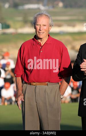 September 2007 - Pebble Beach, CA, USA - Schauspieler, Eigentümer von Pebble Beach und Vorstandsmitglied, CLINT EASTWOOD kam am Ende des Spiels an, um Sieger Gil Morgan bei den Walmart First Tee Open auf dem PGA Champions Tour Golf Tournament die Trophäe zu überreichen. (Bild: © Dane Andrew/ZUMA Press) Stockfoto