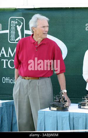 September 2007 - Pebble Beach, CA, USA - Schauspieler, Eigentümer von Pebble Beach und Vorstandsmitglied, CLINT EASTWOOD kam am Ende des Spiels an, um Sieger Gil Morgan bei den Walmart First Tee Open auf dem PGA Champions Tour Golf Tournament die Trophäe zu überreichen. (Bild: © Dane Andrew/ZUMA Press) Stockfoto