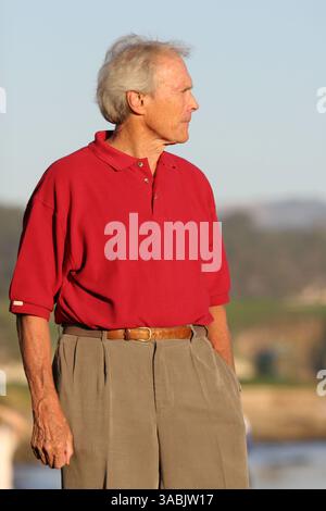 September 2007 - Pebble Beach, CA, USA - Schauspieler, Eigentümer von Pebble Beach und Vorstandsmitglied, CLINT EASTWOOD kam am Ende des Spiels an, um Sieger Gil Morgan bei den Walmart First Tee Open auf dem PGA Champions Tour Golf Tournament die Trophäe zu überreichen. (Bild: © Dane Andrew/ZUMA Press) Stockfoto