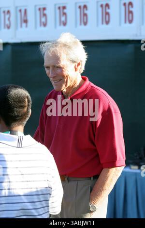 September 2007 - Pebble Beach, CA, USA - Schauspieler, Eigentümer von Pebble Beach und Vorstandsmitglied, CLINT EASTWOOD kam am Ende des Spiels an, um Sieger Gil Morgan bei den Walmart First Tee Open auf dem PGA Champions Tour Golf Tournament die Trophäe zu überreichen. (Bild: © Dane Andrew/ZUMA Press) Stockfoto
