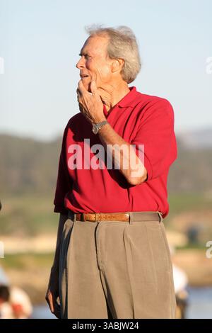 September 2007 - Pebble Beach, CA, USA - Schauspieler, Eigentümer von Pebble Beach und Vorstandsmitglied, CLINT EASTWOOD kam am Ende des Spiels an, um Sieger Gil Morgan bei den Walmart First Tee Open auf dem PGA Champions Tour Golf Tournament die Trophäe zu überreichen. (Bild: © Dane Andrew/ZUMA Press) Stockfoto
