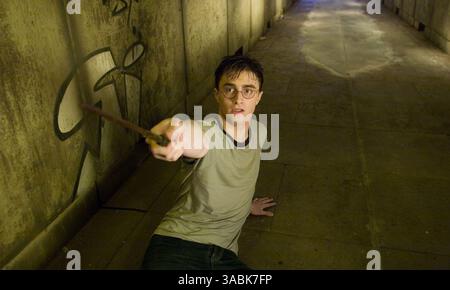 Erscheinungsdatum: 28. Juni 2007. FILMTITEL: Harry Potter und der Orden des Phönix. STUDIO: Blütezeit Filme. PLOT: Harry ist kurz vor dem start sein fünftes Jahr in Hogwarts. Er ist verzweifelt, wieder zur Schule und finden heraus, warum seine Freunde Ron und Hermoine so geheimnisvoll den ganzen Sommer gewesen sein. Jedoch was Harry wird in seinem neuen entdecken Jahr in Hogwarts wird seine Welt auf den Kopf drehen. Im Bild: DANIEL RADCLIFFE als Harry Potter. Stockfoto