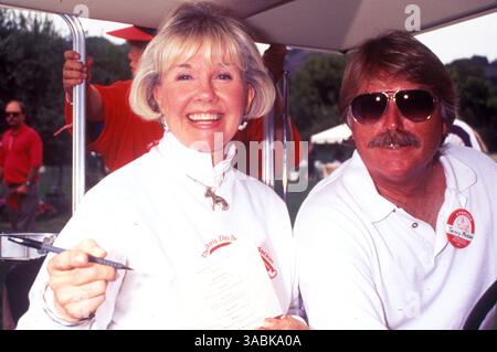 13. Juli 1993: Doris Mary Ann von Kappelhoff, geboren am 3. April 1924 in Los Angeles, KALIFORNIEN, USA, ist eine US-amerikanische Sängerin, Schauspielerin und besser bekannt als DORIS DAY. Das Foto wurde bei einem „Doris Day and Best Friends“-Event mit ihrem Sohn Terry Melcher gezeigt. (Foto: © Kathy Hutchins/ZUMA Press) EINSCHRÄNKUNGEN: Datei Foto: Exaktes Datum unbekannt ca. 1993 Stockfoto