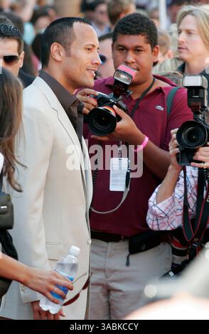 September 2007 – Hollywood, CA, USA – DWAYNE „THE ROCK“ JOHNSON kommt zur Hollywood-Premiere „The Game Plane“ im El Capitan Theater. (Bild: © David Baxter/ZUMA Press) Stockfoto