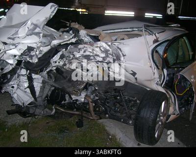 September 2007; Glenview, IL, USA; die Highschool-Freunde Tom Foust, Tyler Brown und Zach Demertzis zogen eine 83-jährige Frau aus ihrem Auto, kurz bevor sie von zwei Lokomotiven aus entgegengesetzten Richtungen zerstört wurde. Foust, 17, aus Glenview, IL., der Teilzeit als Rettungsschwimmer und Schwimmlehrer arbeitet, Brown, 16, und Demertzis, 15, als sie sahen, dass der Fahrer in einem Zug in Richtung Norden gefangen war, während ein anderer Personenzug auf einer benachbarten Reihe von Gleisen in Richtung Süden fuhr. IM BILD: Die Überreste des Lexus der älteren Frau, nachdem er von Northbound and getroffen wurde Stockfoto