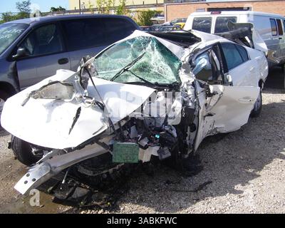 September 2007; Glenview, IL, USA; die Highschool-Freunde Tom Foust, Tyler Brown und Zach Demertzis zogen eine 83-jährige Frau aus ihrem Auto, kurz bevor sie von zwei Lokomotiven aus entgegengesetzten Richtungen zerstört wurde. Foust, 17, aus Glenview, IL., der Teilzeit als Rettungsschwimmer und Schwimmlehrer arbeitet, Brown, 16, und Demertzis, 15, als sie sahen, dass der Fahrer in einem Zug in Richtung Norden gefangen war, während ein anderer Personenzug auf einer benachbarten Reihe von Gleisen in Richtung Süden fuhr. IM BILD: Die Überreste des Lexus der älteren Frau, nachdem er von Northbound and getroffen wurde Stockfoto