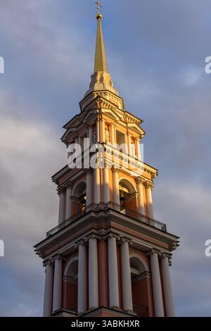 Der goldene Turm der russisch-orthodoxen Kirche Stockfoto