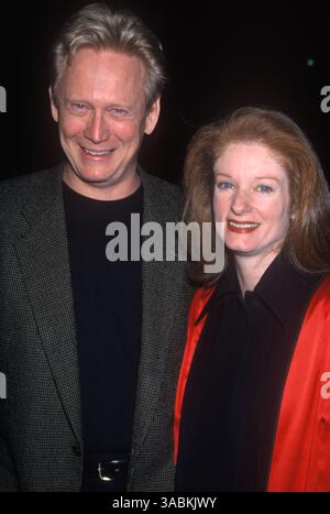 Oktober 1998 – Los Angeles, CA, USA – BRUCE DAVISON bei der Premiere von „The alarmist“ mit Lisa Pelikan. (Bild: © Kathy Hutchins/ZUMA Press) Stockfoto