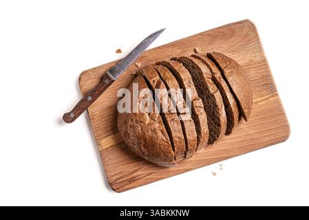 Frisch geschnittenes Sauerteigbrot auf hölzernem Schneidebrett und Messer isoliert auf weißem Hintergrund. Hefe Roggen- oder Weizenbrot, Designelement. Stockfoto