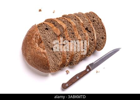 Frisch geschnittenes Sauerteigbrot und Messer isoliert auf weißem Hintergrund. Hefe Roggen- oder Weizenbrot, Designelement. Stockfoto