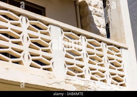 Elegantes architektonisches Detail eines strukturierten Balkongeländes aus weißem Backstein Stockfoto