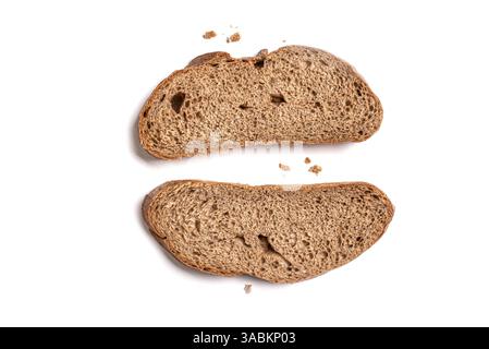 Zwei Scheiben Sauerteigbrot isoliert auf weißem Hintergrund. Hefe Roggen- oder Weizenbrot, Designelemente. Stockfoto