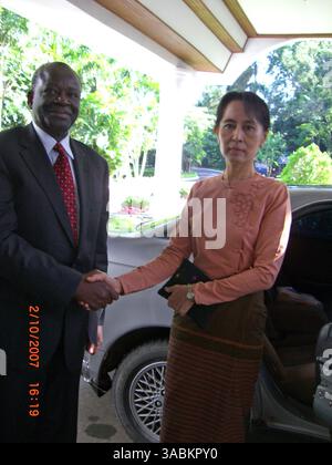 30. September 2007 - Yangon, Myanmar - UN-Gesandter IBRAHIM GAMBARI traf heute in Rangun mit der inhaftierten burmesischen Pro-Demokratie-Ikone und Oppositionsführer Nobelpreisträger DAW AUNG SAN SUU KYI zusammen. Der Sondergesandte des Generalsekretärs der Vereinten Nationen, Gambari, traf den burmesischen Friedensnobelpreisträger neunzig Minuten lang im Staatsgästehaus in Rangun. Der Sondergesandte hat die Junta-Führer aufgefordert, Dialoge zu führen, anstatt mit Schlagstöcken oder Kugeln mit den Führern friedlicher Demonstranten oder protestanten, und der Verlust von Menschenleben muss vermieden werden, insbesondere die buddhistischen Mönche. (Kreditbild: © UN Photo/ZUMA Press) Stockfoto