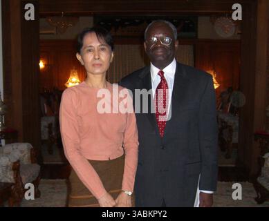 30. September 2007 - Yangon, Myanmar - UN-Gesandter IBRAHIM GAMBARI traf heute in Rangun mit der inhaftierten burmesischen Pro-Demokratie-Ikone und Oppositionsführer Nobelpreisträger DAW AUNG SAN SUU KYI zusammen. Der Sondergesandte des Generalsekretärs der Vereinten Nationen, Gambari, traf den burmesischen Friedensnobelpreisträger neunzig Minuten lang im Staatsgästehaus in Rangun. Der Sondergesandte hat die Junta-Führer aufgefordert, Dialoge zu führen, anstatt mit Schlagstöcken oder Kugeln mit den Führern friedlicher Demonstranten oder protestanten, und der Verlust von Menschenleben muss vermieden werden, insbesondere die buddhistischen Mönche. (Kreditbild: © UN Photo/ZUMA Press) Stockfoto
