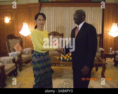 30. September 2007 - Yangon, Myanmar - UN-Gesandter IBRAHIM GAMBARI traf heute in Rangun mit der inhaftierten burmesischen Pro-Demokratie-Ikone und Oppositionsführer Nobelpreisträger DAW AUNG SAN SUU KYI zusammen. Der Sondergesandte des Generalsekretärs der Vereinten Nationen, Gambari, traf den burmesischen Friedensnobelpreisträger neunzig Minuten lang im Staatsgästehaus in Rangun. Der Sondergesandte hat die Junta-Führer aufgefordert, Dialoge zu führen, anstatt mit Schlagstöcken oder Kugeln mit den Führern friedlicher Demonstranten oder protestanten, und der Verlust von Menschenleben muss vermieden werden, insbesondere die buddhistischen Mönche. (Kreditbild: © UN Photo/ZUMA Press) Stockfoto