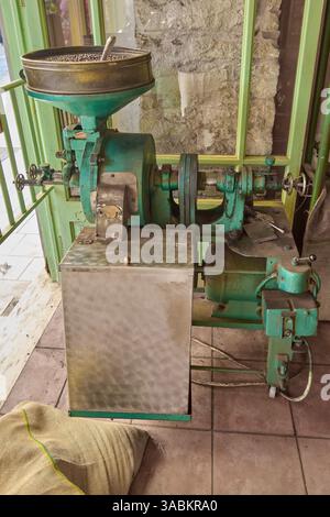 Kreta. Griechenland – 02. april 2025: Industrielle Kaffeeröstermaschine zur Verarbeitung von Bohnen, wobei der Schwerpunkt auf Metallstruktur und Präzisionskontrollen für Kunsthandwerk gelegt wird Stockfoto