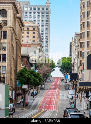Ein Blick auf die Hügel der Powell Street vom Union Square am Morgen in San Francisco im frühen Frühling Stockfoto