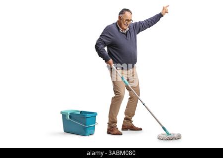 Reifer Mann, der mit einem Mopp den Boden reinigt und isoliert auf weißem Hintergrund tanzt Stockfoto
