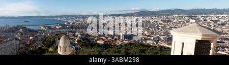 Ein atemberaubendes Panorama von Marseille, Frankreich, entfaltet sich vom Aussichtspunkt der Basilika Notre Dame de la Garde. Stockfoto