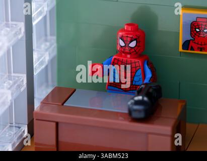 Tambow, Russische Föderation - 12. Februar 2025 Lego Spider-man sitzt hinter dem Tisch im Büro Stockfoto