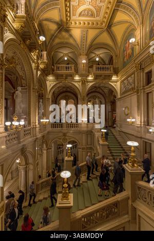 Publikum auf der Treppe, Wiener Staatsoper, Wien, Österreich Stockfoto