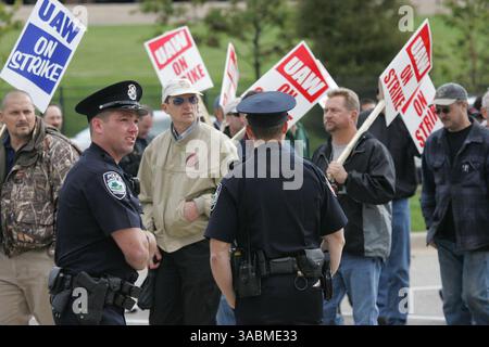 10. Oktober 2007 - Auburn Hills, Michigan, USA - die Auburn Hills Police hat den Autobahnverkehr zum Chrysler Hauptquartier in Auburn Hills gesperrt, da UAW-Mitglieder am Mittwoch, 10. Oktober 2007 die Streikposten verlassen. (Kreditbild: © Patricia Beck/Detroit Free Press/ZUMA Press) EINSCHRÄNKUNGEN: Boulevardzeitenverkauf Stockfoto