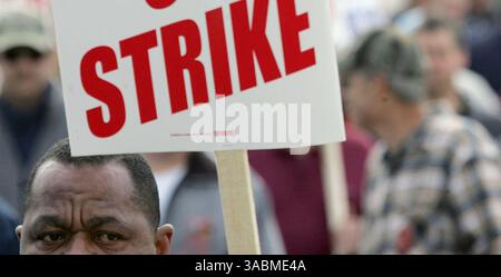 10. Oktober 2007 - Auburn Hills, Michigan, USA - UAW-Mitglieder gehen am Mittwoch, 10. Oktober 2007, in Auburn Hills, Michigan, USA vor dem Hauptquartier von Chrysler. (Foto: © Patricia Beck/Detroit Free Press/ZUMA Press) EINSCHRÄNKUNGEN: Boulevardverkäufe Stockfoto