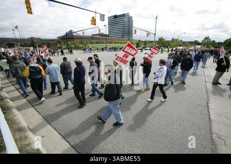 10. Oktober 2007 - Auburn Hills, Michigan, USA - UAW-Mitglieder gehen am Mittwoch, 10. Oktober 2007 vor dem Chrysler-Hauptquartier durch die Streiklinie. (Kreditbild: © Patricia Beck/Detroit Free Press/ZUMA Press) EINSCHRÄNKUNGEN: Boulevardzeitenverkauf Stockfoto