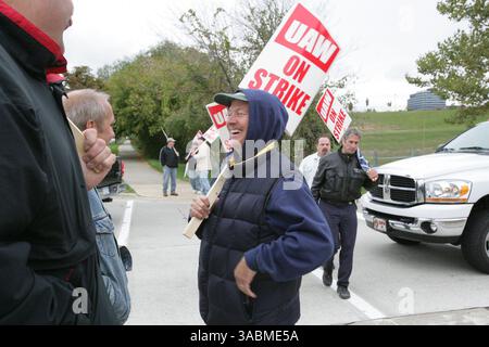 10. Oktober 2007 - Auburn Hills, Michigan, USA - Keith Weitala (CQpb), Mitte, 53, aus South Lyon, lächelt über die Nachricht einer vorläufigen Vereinbarung zwischen Chrysler und der UAW, während er und andere UAW-Mitglieder am Mittwoch, 10. Oktober 2007 die Streiklinie an der Featherstone Road und am Chrysler Drive-Eingang zum Chrysler-Hauptquartier in Auburn Hills laufen. (Kreditbild: © Patricia Beck/Detroit Free Press/ZUMA Press) EINSCHRÄNKUNGEN: Boulevardzeitenverkauf Stockfoto