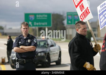 10. Oktober 2007 - Auburn Hills, Michigan, USA - die Auburn Hills Police hat den Autobahnverkehr zum Chrysler Hauptquartier in Auburn Hills gesperrt, da UAW-Mitglieder am Mittwoch, 10. Oktober 2007 die Streikposten verlassen. (Kreditbild: © Patricia Beck/Detroit Free Press/ZUMA Press) EINSCHRÄNKUNGEN: Boulevardzeitenverkauf Stockfoto