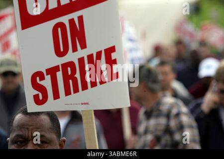 10. Oktober 2007 - Auburn Hills, Michigan, USA - UAW-Mitglieder gehen am Mittwoch, 10. Oktober 2007 vor dem Chrysler-Hauptquartier durch die Streiklinie. (Kreditbild: © Patricia Beck/Detroit Free Press/ZUMA Press) EINSCHRÄNKUNGEN: Boulevardzeitenverkauf Stockfoto