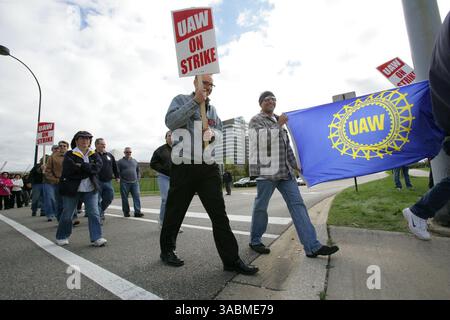 10. Oktober 2007 - Auburn Hills, Michigan, USA - UAW-Mitglieder gehen am Mittwoch, 10. Oktober 2007 vor dem Chrysler-Hauptquartier durch die Streiklinie. (Kreditbild: © Patricia Beck/Detroit Free Press/ZUMA Press) EINSCHRÄNKUNGEN: Boulevardzeitenverkauf Stockfoto