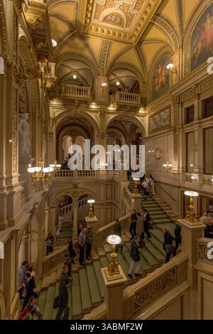 Publikum auf der Treppe, Wiener Staatsoper, Wien, Österreich Stockfoto