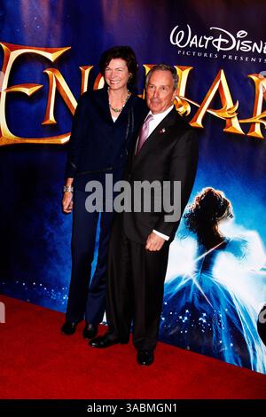 11. November 2007, New York City. Bürgermeister von New York City Michael Bloomberg (rechts) Freundin Diana Taylor nimmt an der „verzauberten“ Premiere im Ziegfeld Theatre in New York City Teil (Credit Image: Stockfoto
