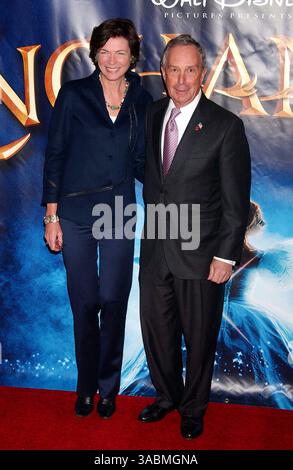November 2007. New York City . Bürgermeister von New York City Michael Bloomberg (rechts) und Freundin Diana Taylor besuchen die „verzauberte“ Premiere im Ziegfeld Theatre in New York City. (Kreditbild: Stockfoto