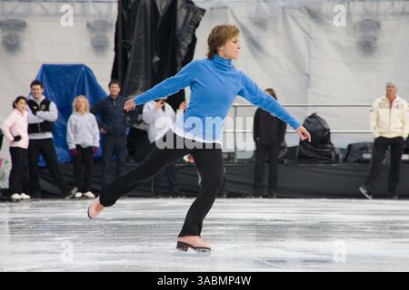 Dezember 2007 - San Francisco, Kalifornien, USA - Olympische Goldmedaillengewinnerin DOROTHY HAMILL probt für die Eröffnung des Brian Boitano Iceskating Spectacular, während andere aus der Show das San Francisco Giants AT&T Stadion besichtigen. (Bild: © Tim Wagner/ZUMA Press) Stockfoto